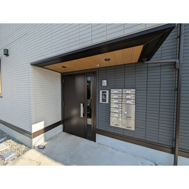 岐阜市福光東３丁目のアパートのエントランス