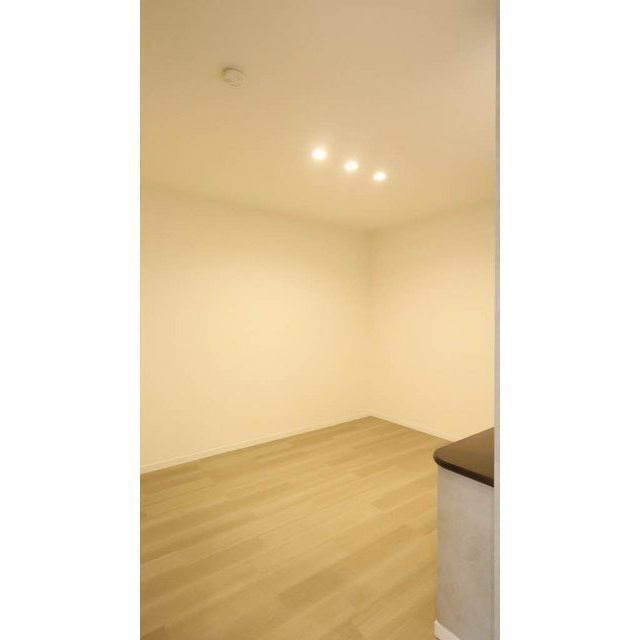 岐阜市切通６丁目のアパートの居間・リビング