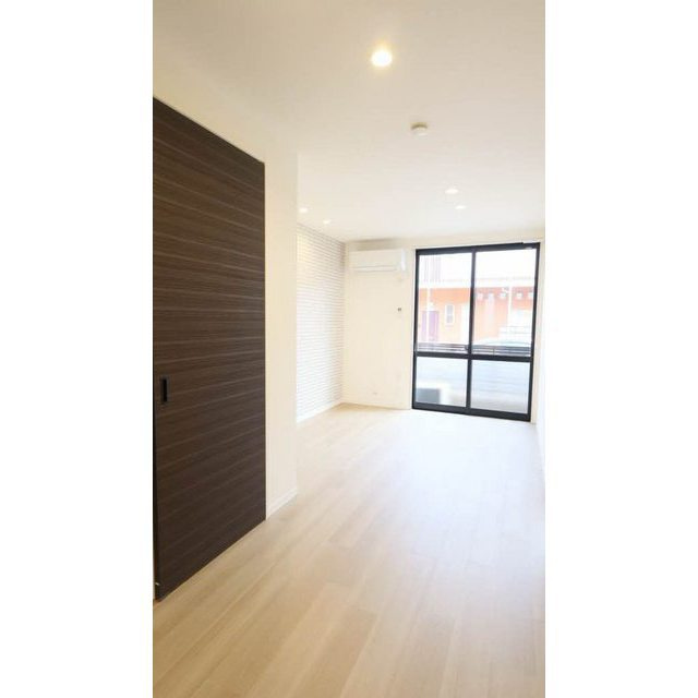 岐阜市切通６丁目のアパートの居間・リビング