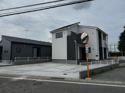 【前面道路含む現地写真】 | 大泉第15寄木戸 1号棟 | 並列駐車可能な駐車場スペースです。