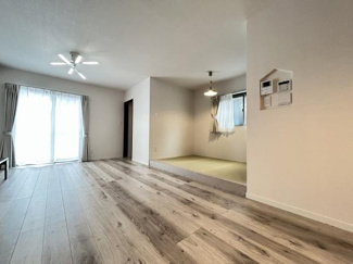 【居間・リビング】 | 窓から明るい陽射しが差し込むリビングダイニング