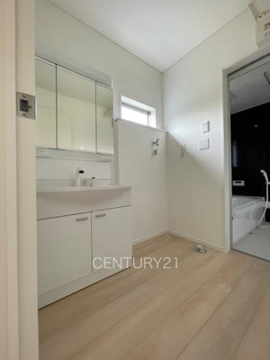 【独立洗面台】 | 前橋市下細井町第１０（２号棟） | 三面鏡付きの洗面台には鏡の裏に収納があり、すっきり片付けられます。
洗髪も可能な伸縮機能つきシャワーヘッドです。