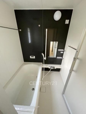 【浴室】 | 前橋市下細井町第１０（２号棟） | ゆったりと寛げる大型バスタブ。
足を伸ばしたまま入浴可能です。
浴室乾燥機付きで天候が悪い日でも洗濯をして衣類を乾燥させることができます。