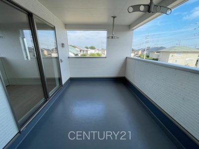 【バルコニー】 | 前橋市下細井町第１０（２号棟） | 天井付きバルコニーは急な雨にも安心。
干した洗濯物や布団が外壁に干渉しづらい、天井吊り下げ式の物干し金具付き。