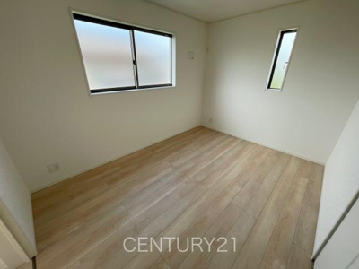 【洋室】 | 前橋市下細井町第１０（２号棟） | ２面採光の明るい洋室です。