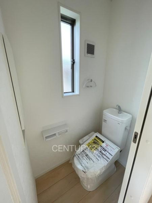 【トイレ】 | 前橋市下細井町第１０（２号棟） | ２階トイレです。
温水シャワー洗浄機能付きです。