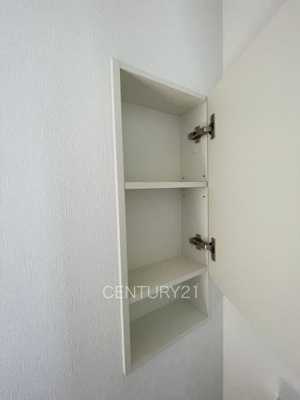 【トイレ】 | 前橋市下細井町第１０（２号棟） | ２階トイレです。
壁に埋め込み収納付き。
ペーパーストックに便利です。