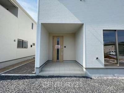 【玄関】 | 前橋市下細井町第１０（２号棟） | スマートキー付きの玄関。
鍵を探すことなくドアの開閉が可能です。
郵便物を守る鍵付きポストです。
インターホンは録画機能付きで防犯面に優れます。