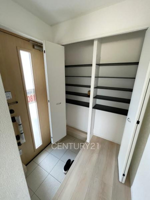 【玄関】 | 前橋市下細井町第１０（２号棟） | 高さ調整可能な棚付きで、沢山の収納が可能です。