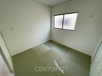 【和室】 | 前橋市下細井町第１０（２号棟） | 和室はLDKと続き間で開放感があります。
引き戸で簡単に仕切れますので状況に合わせた使い方ができます。