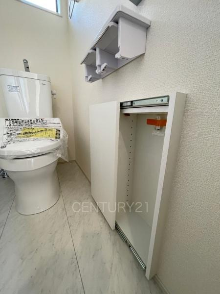 第３富士見町時沢１０号棟のトイレ|１階トイレ壁部分に埋め込み収納付き。
ペーパーストックに便利です。