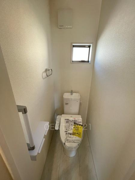 第３富士見町時沢１０号棟のトイレ|２階トイレです。
温水シャワー洗浄機能付き。
手摺り付きです。