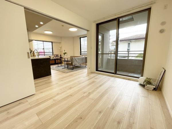 ヒルズ武蔵中原ウエストウィングの洋室|スライドウォールを開放すると広々お使いいただけます♪