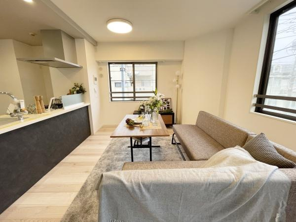 【居間・リビング】 | ヒルズ武蔵中原ウエストウィング | リビングは明るく広々としていて開放感のある雰囲気です