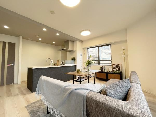 【居間・リビング】 | ヒルズ武蔵中原ウエストウィング | みんなが集うLDKはあたたかい日差しが入り込み、自然と楽しい会話が弾む幸せな空間に♪
