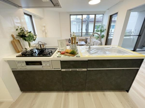 【キッチン】 | ヒルズ武蔵中原ウエストウィング | すっきりとしたデザインのキッチンです。収納スペースが多く調理器具や食器も整理しやすい仕様です。ガスコンロやシンクも広く使いやすい配置となっています。