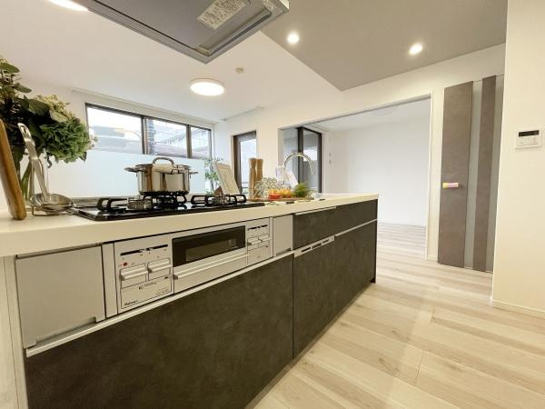 ヒルズ武蔵中原ウエストウィングのキッチン|キッチンスペースは広々しており、調理の効率が上がる３口コンロで家事もはかどります♪