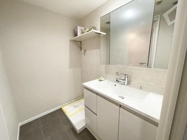 【独立洗面台】 | ヒルズ武蔵中原ウエストウィング | 十分な大きさの洗面台は収納力大。身だしなみチェックや歯磨きなど、朝の慌ただしい時間でも余裕とゆとりを感じられます♪
