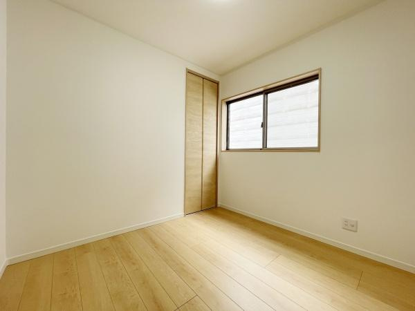 【洋室】 | 木目のフローリングが暖かみのある室内に。