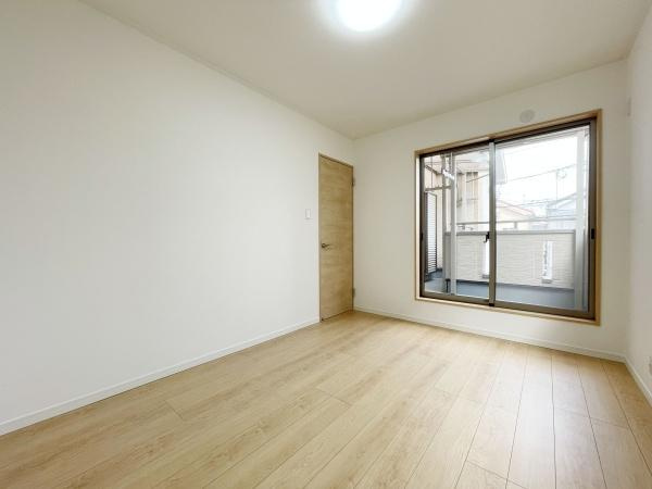 【寝室】 | 大きな窓からたっぷりの日差しが降り注ぐ明るい室内です。気持ちの良い朝日を受けて、目覚めの良い健康的な朝を迎えられそうです。 