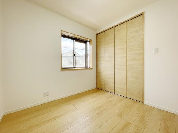 【洋室】 | 全居室には収納を完備！普段使いのお洋服や小物はもちろん、季節物のお洋服などもしっかりと整理整頓おしまい頂けます。居室空間をより広く隅々までお使いいただけますね♪