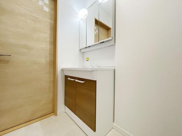 【独立洗面台】 | 明るく、清潔感のある洗面所♪鏡も大きく使い勝手の良い洗面化粧台です♪