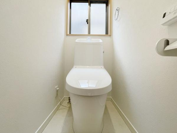 【トイレ】 | 2階にもトイレがあります。
1階にわざわざ降りなくて済むので重宝しますよ♪

