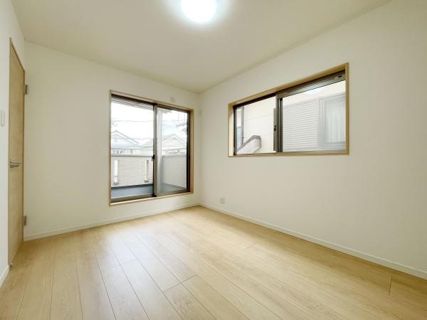 【洋室】 | 光が沢山取り込める大きな窓。2面採光なので、日差しを長時間受ける事が出来る暖かいお部屋です。