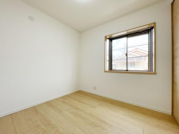 【洋室】 | 木目のフローリングが暖かみのある室内に。