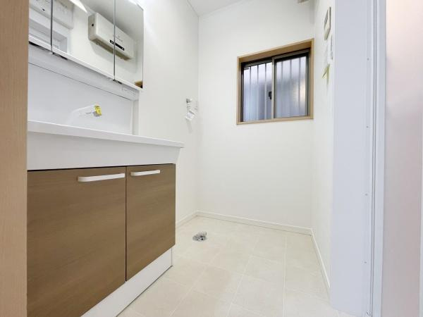 【独立洗面台】 | ゆとりの洗面スペースで朝の身支度も快適スムーズに。３面鏡で髪のセットやお化粧もストレスなくこなせ、朝から気分良く通勤通学に向かえそうですね！鏡の裏にはたっぷりと収納スペースを標準装備！