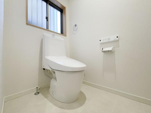 【トイレ】 | 清潔感のある広々トイレです♪タオルフォルダーも付いておりそのまま手洗いもできます。