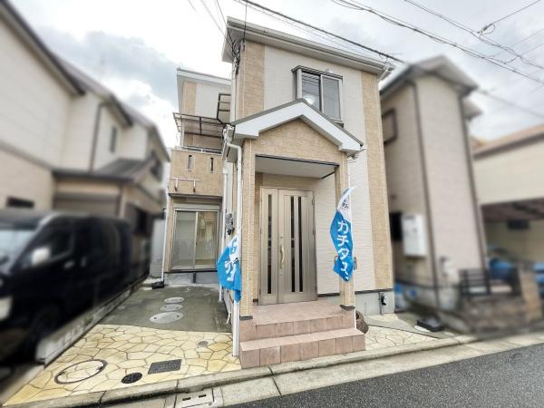 【駐車場】 | お車の出し入れが苦手なママや小さなお子様にも安心ですね。しっかり舗装もされているので、ベビーカーや自転車で通っても快適に通行できます。