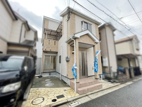 【前面道路含む現地写真】 | 低層の一戸建てを中心とした街並みが整然と続き、周辺は高い建物が建っていないので、採光や開放性に恵まれる環境です。