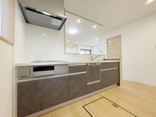 【キッチン】 | 本を読みながら料理をしたり、家族とコミュニケーションを取りながら家事をしたり。毎日必ず使い、案外長い時間を過ごす場所だからこそ妥協したくない部分ですね♪