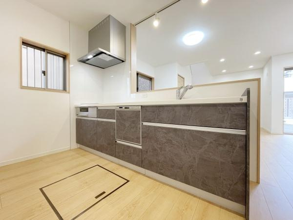 【キッチン】 | 食器洗乾燥機付きで家族の食器もピカピカ。後片付けもラクラクこなせて、日々の生活には欠かせない便利設備。環境にもママの手にも優しいのがうれしいですね。