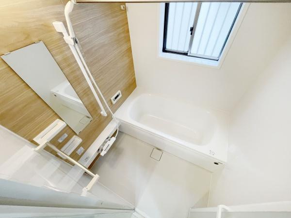 【浴室】 | アクセントパネルで落ち着きのある雰囲気を演出♪毎日の疲れを癒やすバスタイムを。
空気が籠らない様に小窓も設置しております。