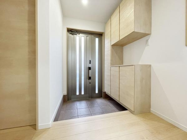 【玄関】 | 玄関も明るいです。大きな下駄箱もあり収納力・清潔感がGOODです。