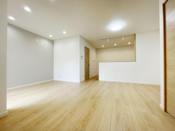 【居間・リビング】 | ここにはみんなが集い、食事と楽しい会話が始まる。話に夢中になりすぎて、ついつい時を忘れてしまう。そんな束の間の幸せを感じさせてくれる場所。