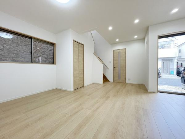 【居間・リビング】 | 室内にいても、たっぷりの陽光と爽やかな風を感じて頂けます！
ご家族と穏やかに過ごす、心地の良い時間が流れます。