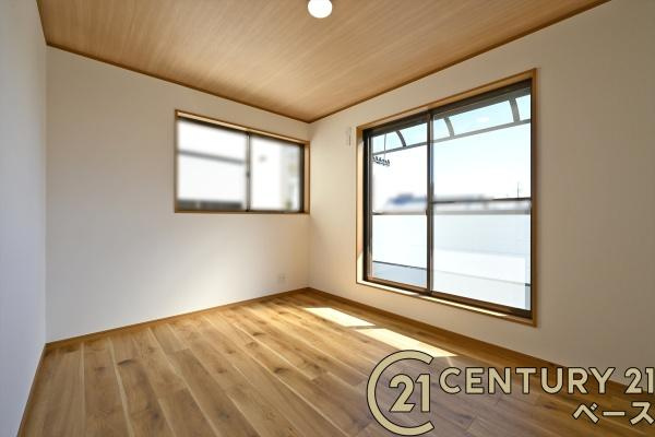 香芝市畑５丁目　一戸建の洋室|■現地撮影写真■バルコニーに面した開放感のあるお部屋です！