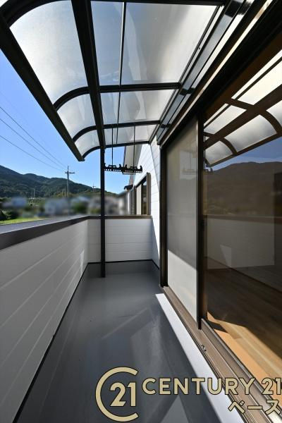 香芝市畑５丁目　一戸建のバルコニー|■現地撮影写真■日当たりのよい広々としたバルコニー！洗濯物もよく乾きます！