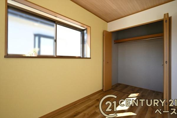 香芝市畑５丁目　一戸建の収納|■現地撮影写真■冬物のコートや季節のものなどたくさんしまえる広さ！