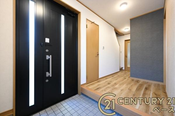 香芝市畑５丁目　一戸建の玄関|■現地撮影写真■すっきりとした明るい玄関が家族やお客様を迎えてくれます！