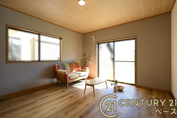 香芝市畑５丁目　一戸建の居間・リビング|■現地撮影写真■大きな窓から柔らかい光が入り込む明るいリビングです！