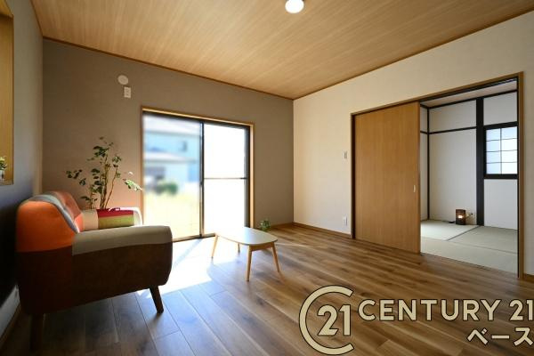 香芝市畑５丁目　一戸建の居間・リビング|■現地撮影写真■大きな窓から柔らかい光が入り込む明るいリビングです！