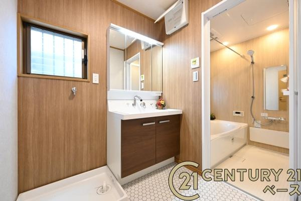 香芝市畑５丁目　一戸建の独立洗面台|■現地撮影写真■三面鏡タイプのミラーキャビネット！収納スペースも豊富です！