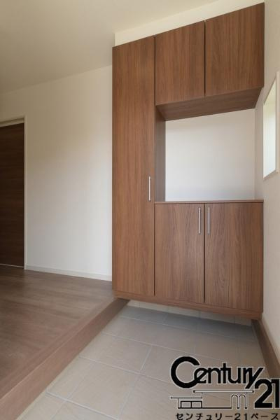 リーブルガーデン筒井町 ２号棟 ／新築一戸建の内観：施工例|■玄関には大容量シューズボックスを完備！■