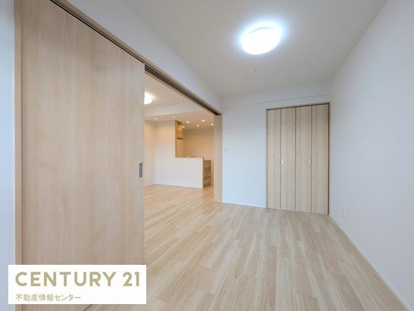 【洋室】 | ドムール南恩加島 | リビング横のメインバルコニーに面したお部屋です！
南西向きバルコニーで陽当り良好です！