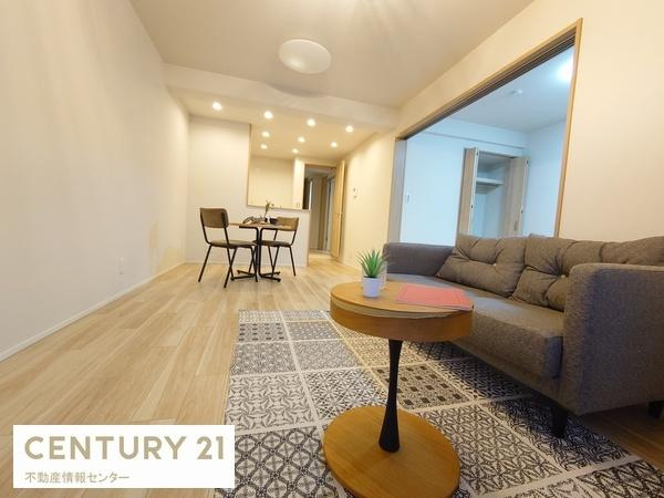 【居間・リビング】 | ドムール南恩加島 | 約13.7帖のリビングダイニングキッチン！南西向きのバルコニーで陽当り良好です！