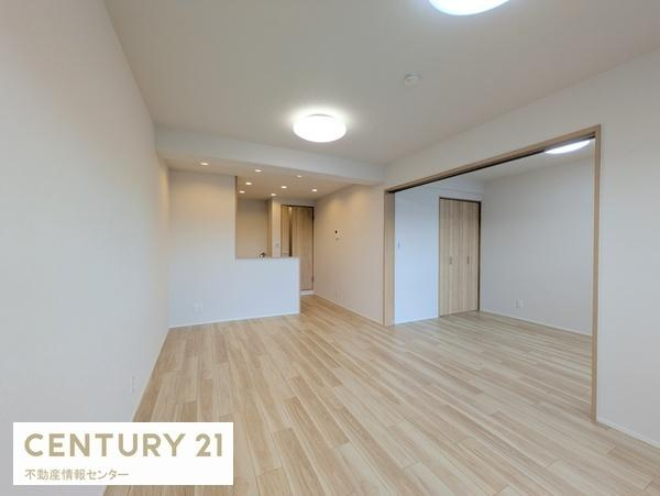 【居間・リビング】 | ドムール南恩加島 | 約13.7帖のリビングダイニングキッチン！南西向きのバルコニーで陽当り良好です！